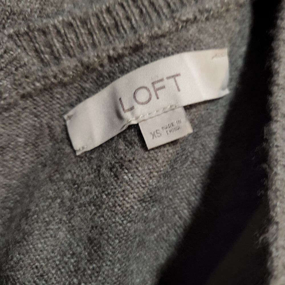 LOFT V-neck layered sweater‎ Extra Small - Picture 3 of 4